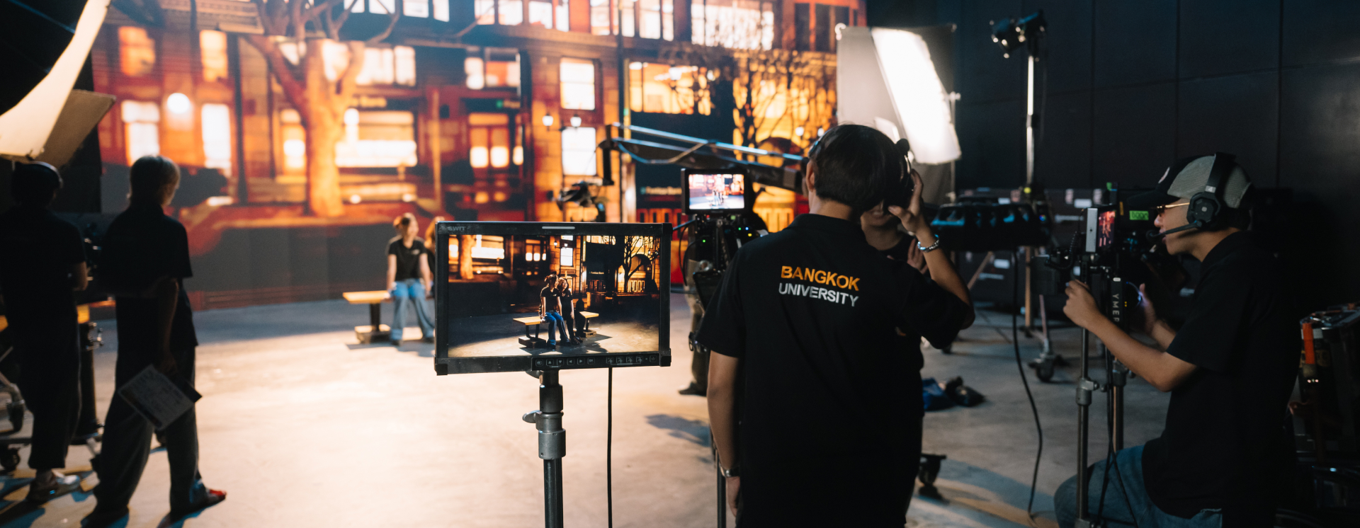 การผลิตเสมือนและการออกแบบประสบการณ์โลกเสมือนจริง