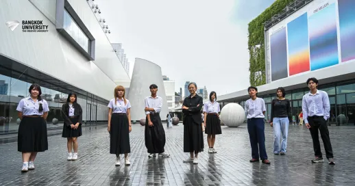 สาขาวิชาศิลปะและการออกแบบ คณะศิลปกรรมศาสตร์ มุ่งมั่นในการพัฒนาศักยภาพนักศึกษาให้ก้าวทันโลกวิชาชีพ ผ่านการเรียนรู้จากประสบการณ์จริง โดยสนับสนุนกิจกรรมเสริมหลักสูตรร่วมกับองค์กรภายนอกที่มีความเชี่ยวชาญเฉพาะด้านอย่างต่อเนื่อง