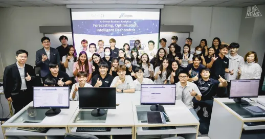 สาขาวิชาการจัดการ คณะบริหารธุรกิจ จัดโครงการกิจกรรมเสริมหลักสูตร "AI-Driven Business Analytics: การพยากรณ์ การหาค่าเหมาะสมที่สุด และแดชบอร์ดอัจฉริยะ" เพื่อเปิดโอกาสให้นักศึกษาได้ลงมือใช้ AI กับชุดข้อมูลธุรกิจจริง โดยมี ดร.ภัทรวรรณ เชาวสกู อาจารย์ประจำภาควิชาการจัดการ คณะบริหารธุรกิจ เป็นหัวหน้าโครงการ จัดขึ้น ณ ห้อง B4-306 ชั้น 3 อาคาร B4 มหาวิทยาลัยกรุงเทพ