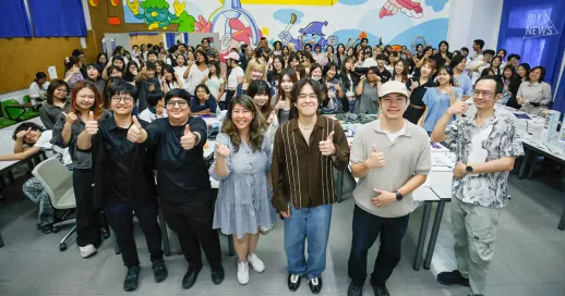 ภาควิชาการออกแบบนิเทศศิลป์ คณะศิลปกรรมศาสตร์ ร่วมกับ บริษัท Multiply by Eight Co., Ltd. เดินหน้าโครงการความร่วมมือองค์กรพันธมิตรทางการศึกษา (Strategic Partner) ในรายวิชา CMD225 Identity Design ภาคการศึกษาที่ 2/2568 ด้วยการเรียนการสอนรูปแบบ Practical-Based Learning ให้นักศึกษาได้สัมผัสประสบการณ์ออกแบบอัตลักษณ์องค์กรจากโจทย์ธุรกิจจริง ภายใต้แนวคิด “WELLNESS”