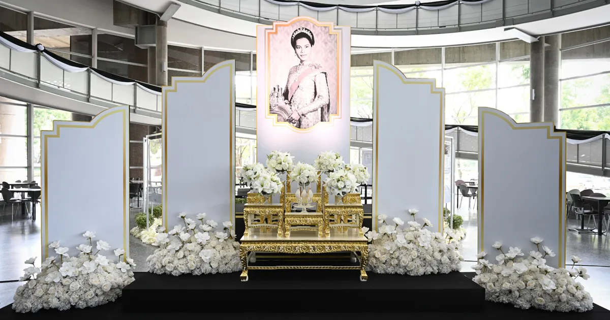 มหาวิทยาลัยกรุงเทพ จัดพิธีถวายสักการะและน้อมรำลึกในพระมหากรุณาธิคุณ สมเด็จพระนางเจ้าสิริกิติ์ พระบรมราชินีนาถ พระบรมราชชนนีพันปีหลวง โดยมี ดร.มัทนา สานติวัตร อุปนายกสภามหาวิทยาลัย เป็นประธานในพิธีถวายราชสดุดีรำลึกในพระมหากรุณาธิคุณ