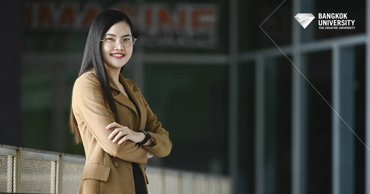 เมื่อข้อมูล ESG กลายเป็นปัจจัยสำคัญในการตัดสินใจของนักลงทุน แต่การรวบรวมและประเมินข้อมูลจากรายงานจำนวนมากยังต้องอาศัยทั้งเวลาและผู้เชี่ยวชาญ คำถามง่าย ๆ ว่า AI จะช่วยให้กระบวนการนี้รวดเร็ว โปร่งใส และอธิบายผลได้มากขึ้นหรือไม่ จึงกลายเป็นจุดเริ่มต้นของงานวิจัยที่พา ดร.ปริษา จินดาหลวง อาจารย์ประจำคณะบัญชี มหาวิทยาลัยกรุงเทพ คว้า Runner-up Award จากโครงการ Capital Market Research Award in Equity Market