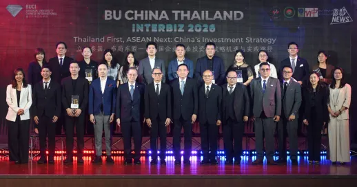 มหาวิทยาลัยกรุงเทพ โดย วิทยาลัยนานาชาติจีน (Bangkok University Chinese International: BUCI) ร่วมกับ สถาบันวิจัยพัฒนาเศรษฐกิจและการศึกษา BRI Institute สมาคมการค้าการลงทุนเส้นทางสายไหมไทย–จีน และศูนย์วิจัยยุทธศาสตร์ไทย–จีน สำนักงานการวิจัยแห่งชาติ (วช.) จัดงาน “BU China–Thailand InterBiz 2026” ณ มหาวิทยาลัยกรุงเทพ ภายใต้หัวข้อ “Thailand First, ASEAN Next: China’s Investment Strategy” “ตั้งหลักในไทยวางกลยุทธ์สู่อาเซียน” (立足泰国、布局东盟——中国企业对泰投资的战略机遇与实践路径) เพื่อเปิดเวทีแลกเปลี่ยนมุมมองเชิงยุทธศาสตร์ด้านเศรษฐกิจ การลงทุน และการพัฒนาทรัพยากรมนุษย์ระหว่างประเทศไทย จีน และภูมิภาคอาเซียน ท่ามกลางการเปลี่ยนแปลงของเศรษฐกิจโลก การปรับโครงสร้างห่วงโซ่อุปทาน และการเติบโตของเศรษฐกิจดิจิทัลและเศรษฐกิจสีเขียว