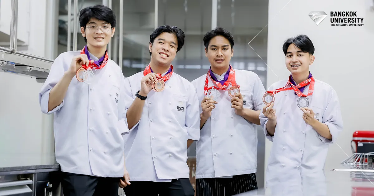 นักศึกษาคณะมนุษยศาสตร์และการจัดการการท่องเที่ยว สร้างความภาคภูมิใจในระดับนานาชาติอีกครั้ง เมื่อ 4 นักศึกษาจากสาขาวิชาการจัดการการโรงแรม และสาขา Culinary Arts and Design สามารถคว้า 8 เหรียญรางวัล จากการแข่งขันทำอาหารระดับนานาชาติ Young Chefs Grand Prix 2026 ณ ประเทศสิงคโปร์ เวทีที่เปิดโอกาสให้เชฟรุ่นใหม่อายุต่ำกว่า 24 ปีจากนานาประเทศได้แสดงศักยภาพด้านศิลปะการประกอบอาหาร ความคิดสร้างสรรค์ และทักษะวิชาชีพสู่สายตาระดับโลก