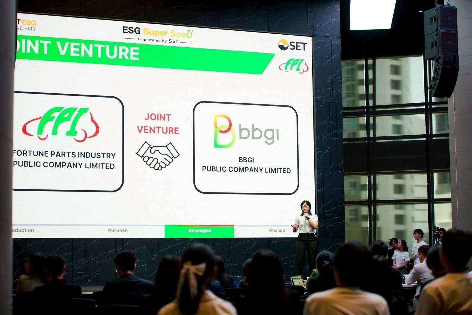 นักศึกษา FIP ปี3 แตงกวา น.ส.ชนัญชิดา ไชยบุตร ได้รับรางวัลชมเชย โครงการ ESG Super Seed – Empowered by SET การแข่งขันวิเคราะห์และนำเสนอการดำเนินงาน ด้านความยั่งยืนของบริษัท
